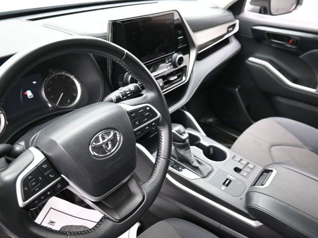 Used 2024 Toyota Highlander LE FWD image 24
