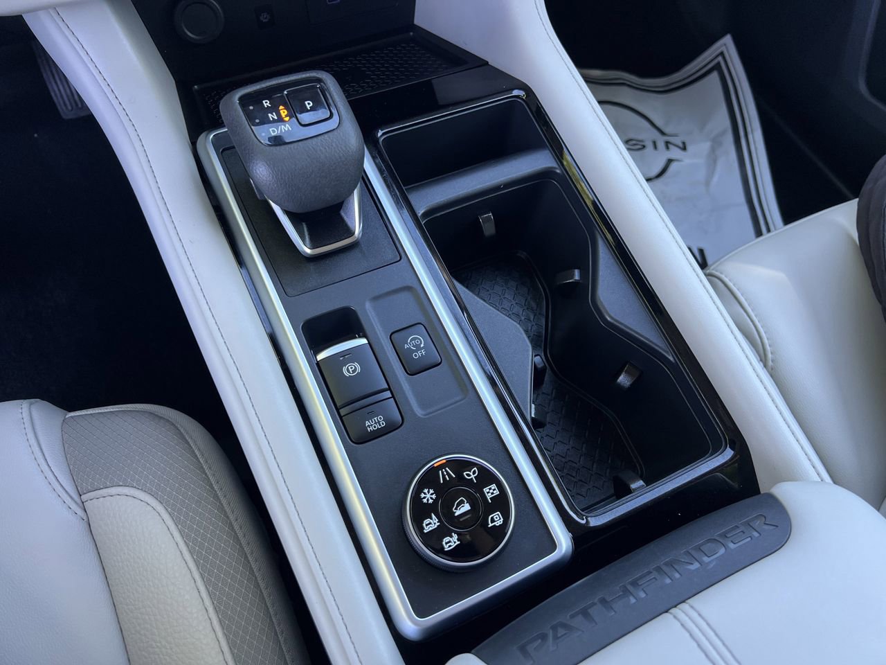 Certified 2025 Nissan Pathfinder SL image 16