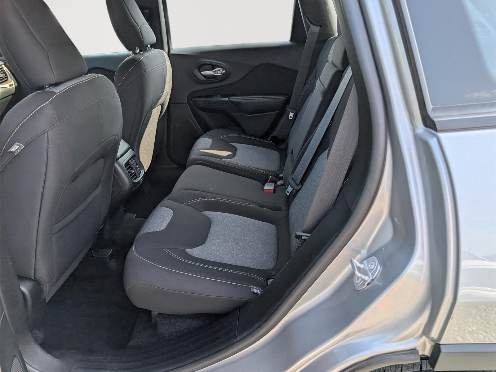 Used 2015 Jeep Cherokee Sport AWD/4WD image 13