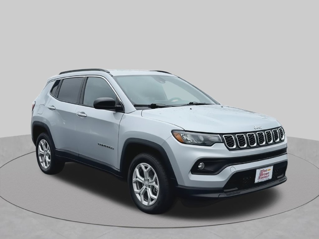 Used 2024 Jeep Compass Latitude AWD/4WD image 2