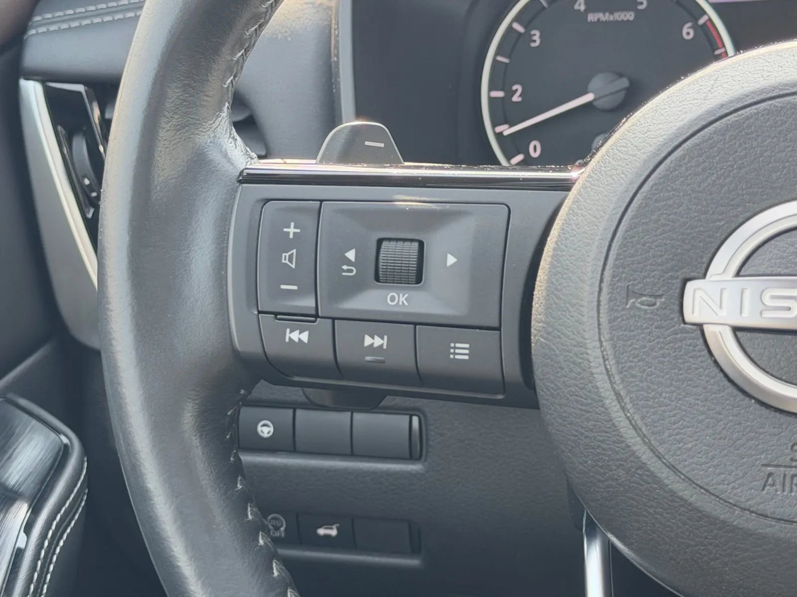 Used 2023 Nissan Rogue SL w/ SL Premium Package image 24