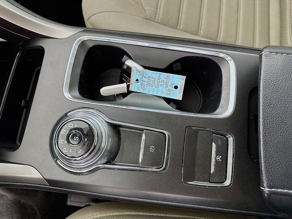 Used 2019 Ford Fusion SE FWD image 15