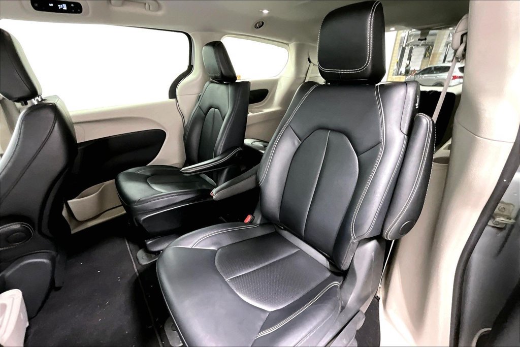 Used 2024 Chrysler Pacifica Limited FWD image 30