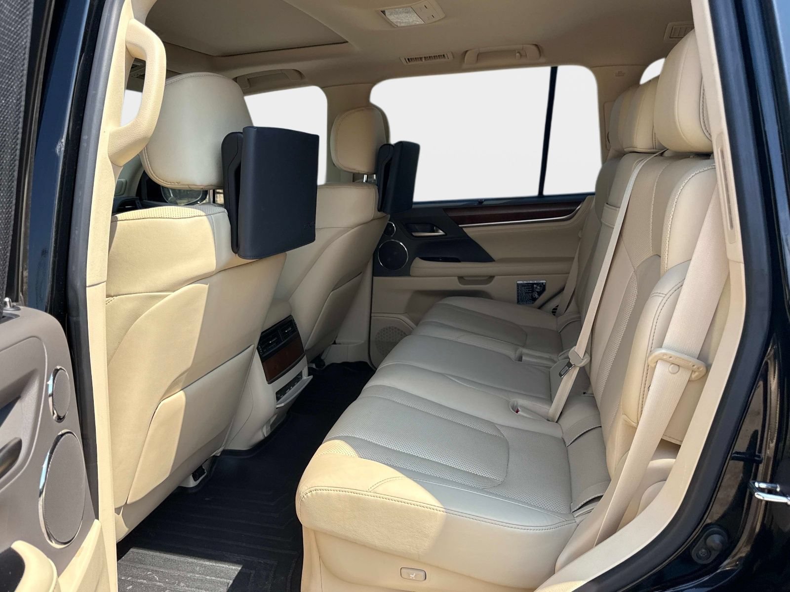 Used 2020 Lexus LX 570 4WD w/ 3rd Row & Luxury Pkg image 13