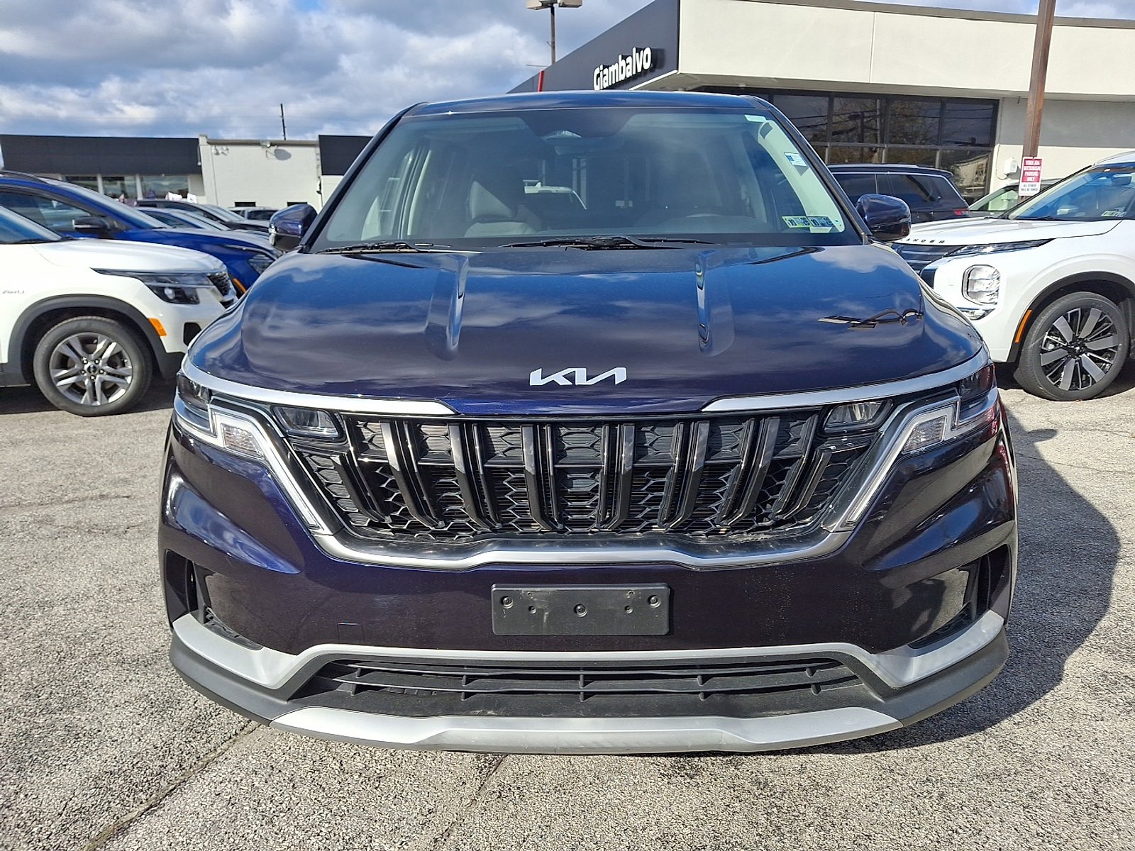 Used 2023 Kia Carnival LX image 2