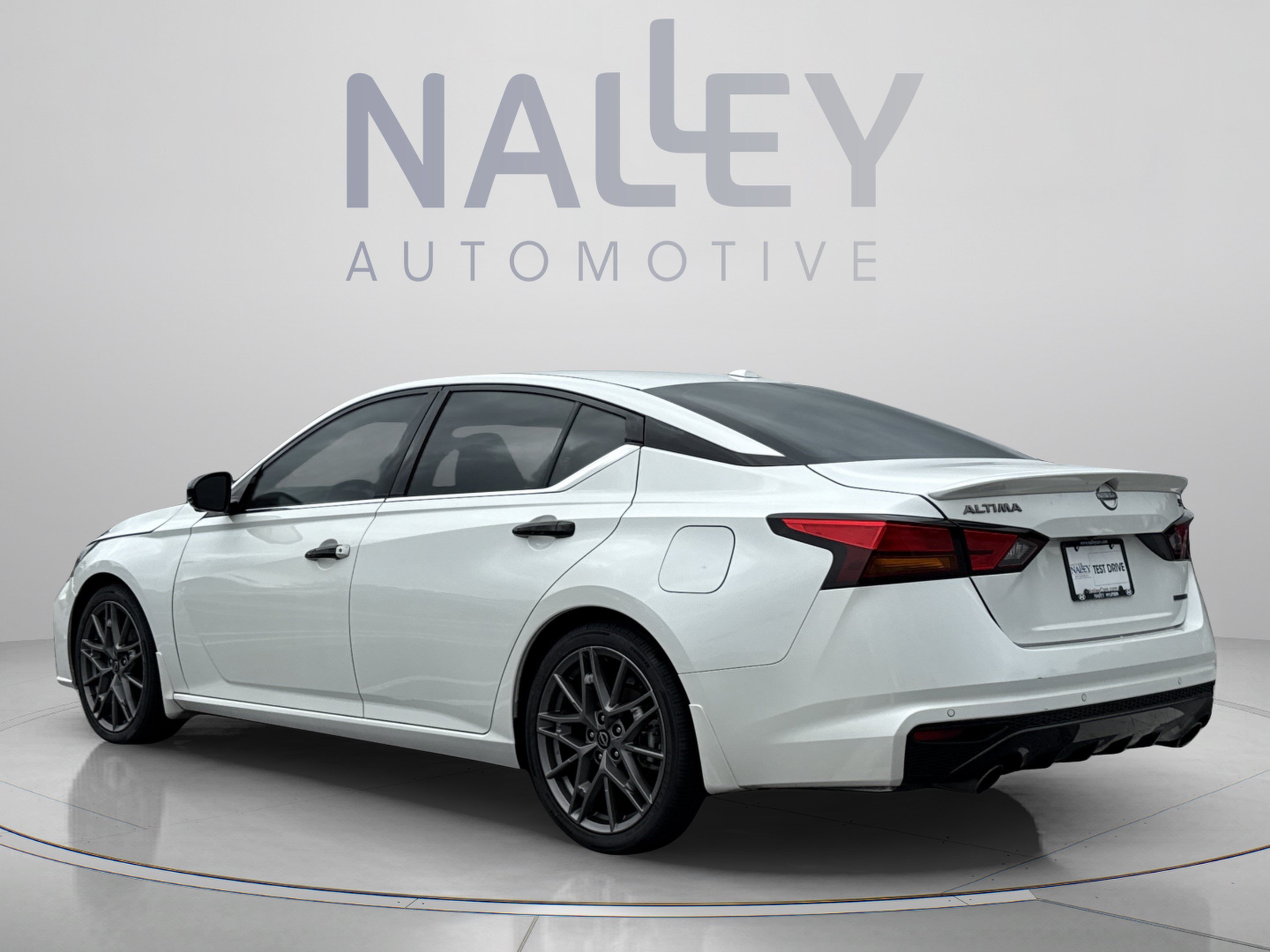 Used 2024 Nissan Altima 2.0 SR FWD image 3