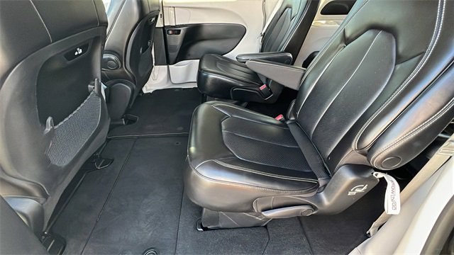 Used 2023 Chrysler Pacifica Touring-L image 13