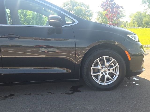 Used 2023 Chrysler Pacifica Touring-L FWD image 4