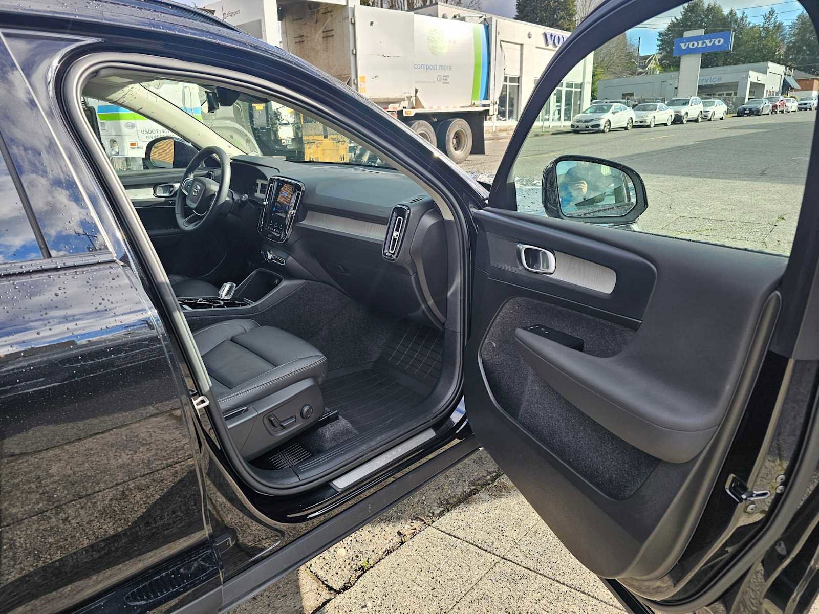 Used 2025 Volvo XC40 B5 Plus w/ Protection Package Premier image 10