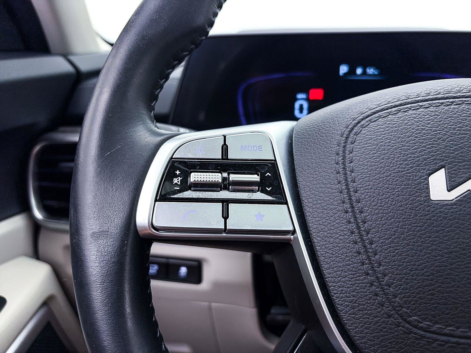 Used 2025 Kia Telluride EX w/ EX Captain's Chair Package FWD image 33