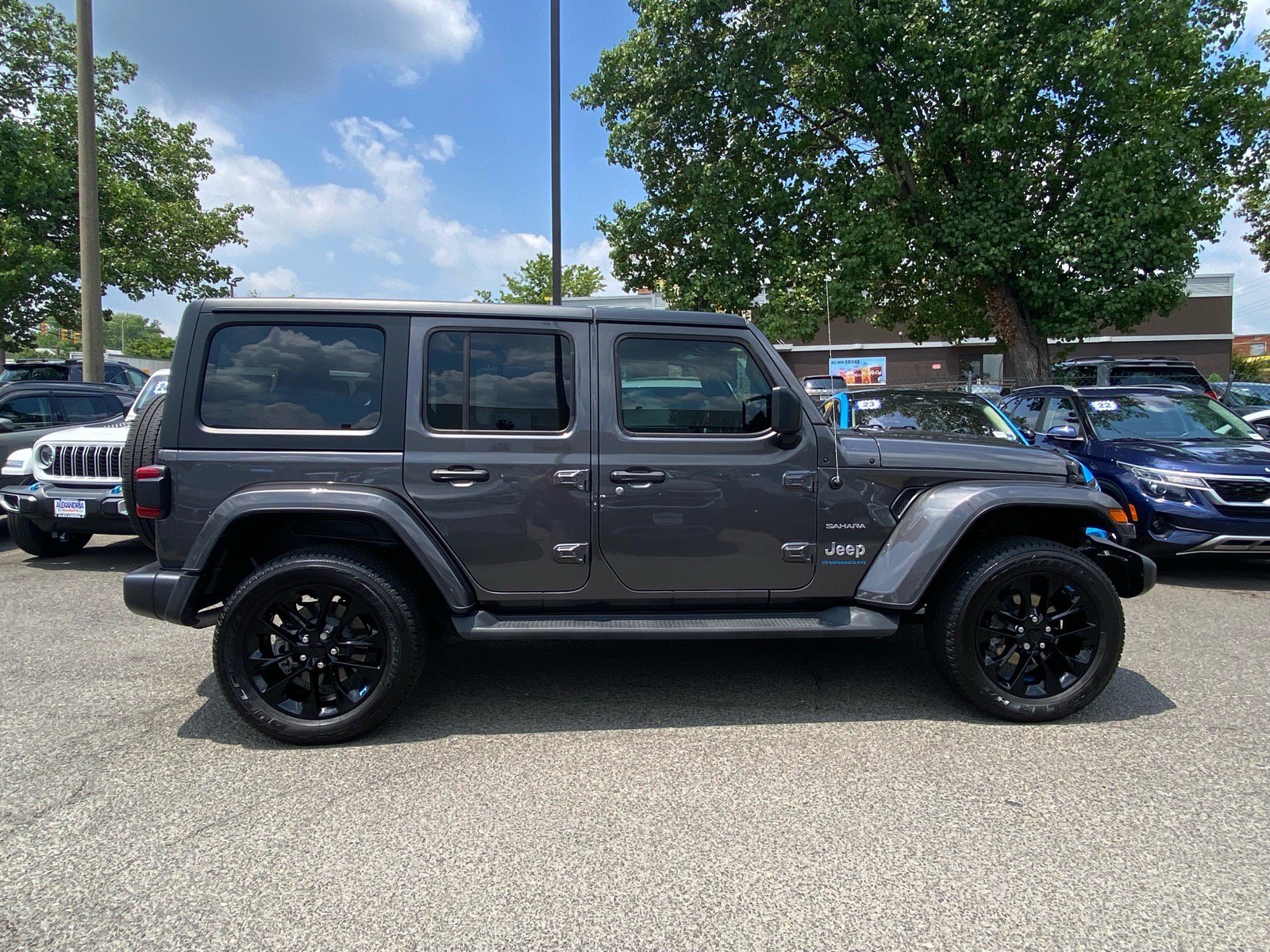 Used 2023 Jeep Wrangler Unlimited Sahara w/ Cold Weather Group AWD/4WD image 2