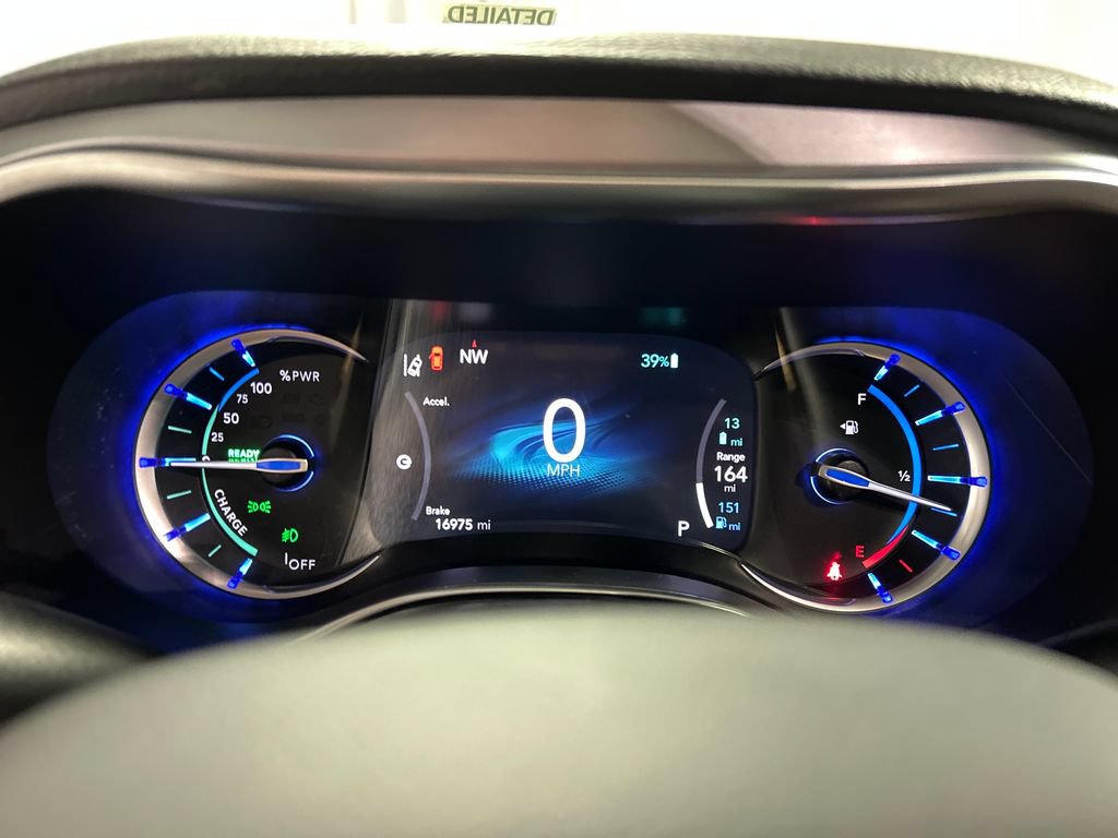 Used 2025 Chrysler Pacifica Premium FWD image 16