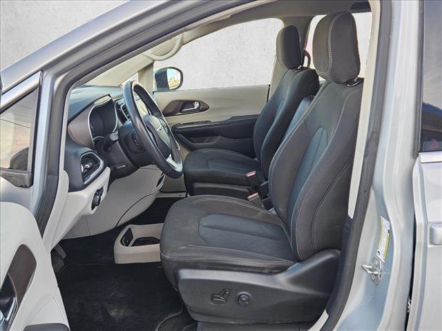 Used 2022 Chrysler Voyager LX image 15
