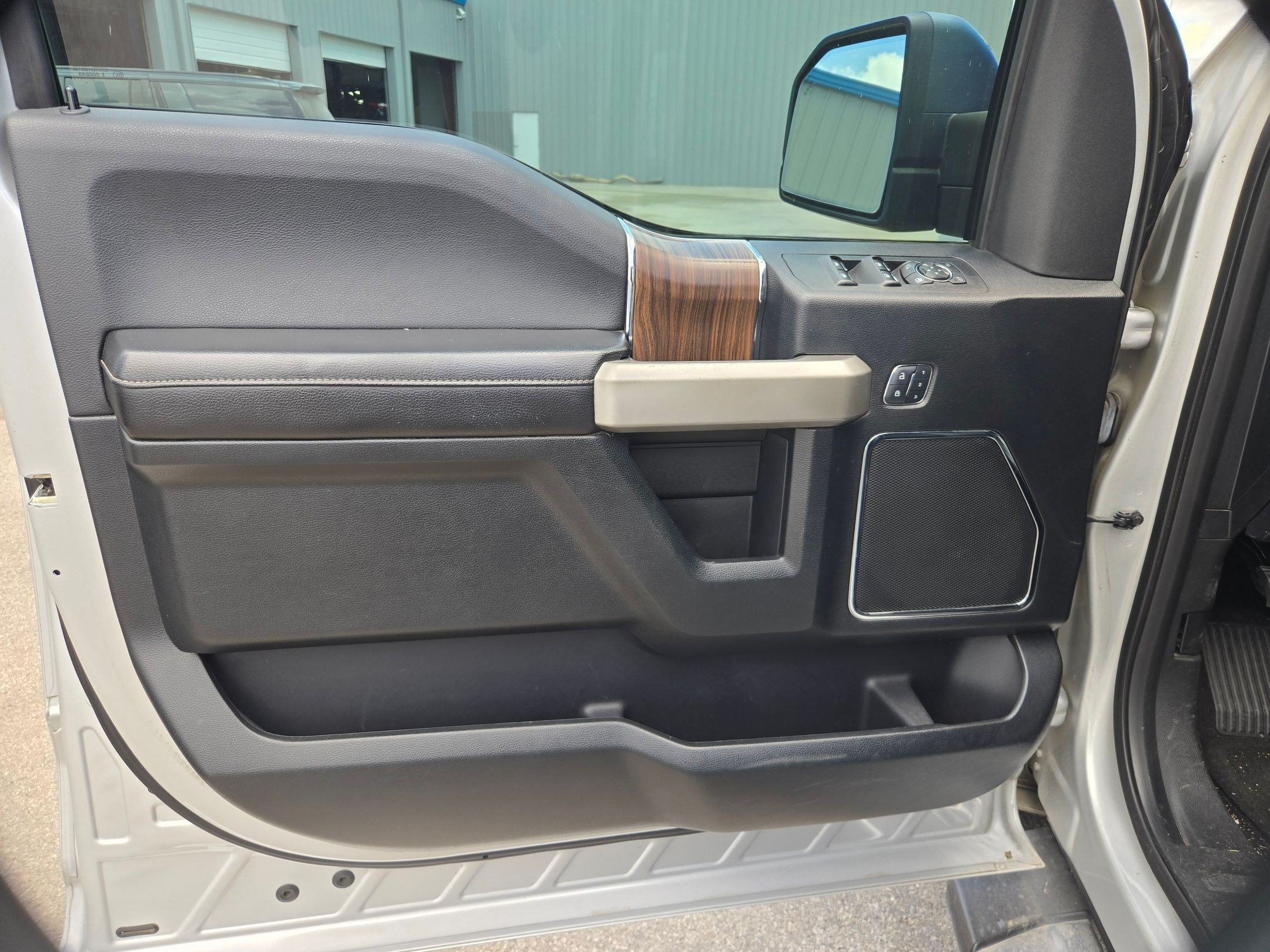 Used 2017 Ford F150 Lariat RWD image 11