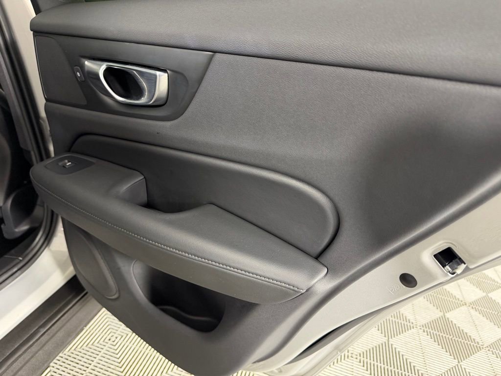 Used 2025 Volvo V60 B5 Cross Country Plus image 32