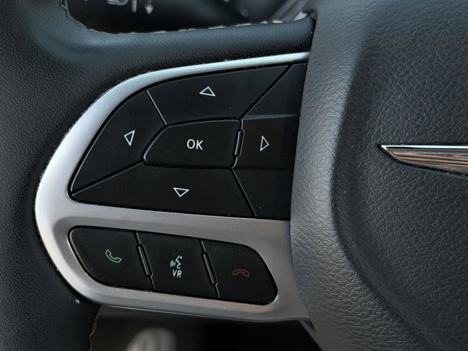 Used 2025 Chrysler Pacifica Select image 14