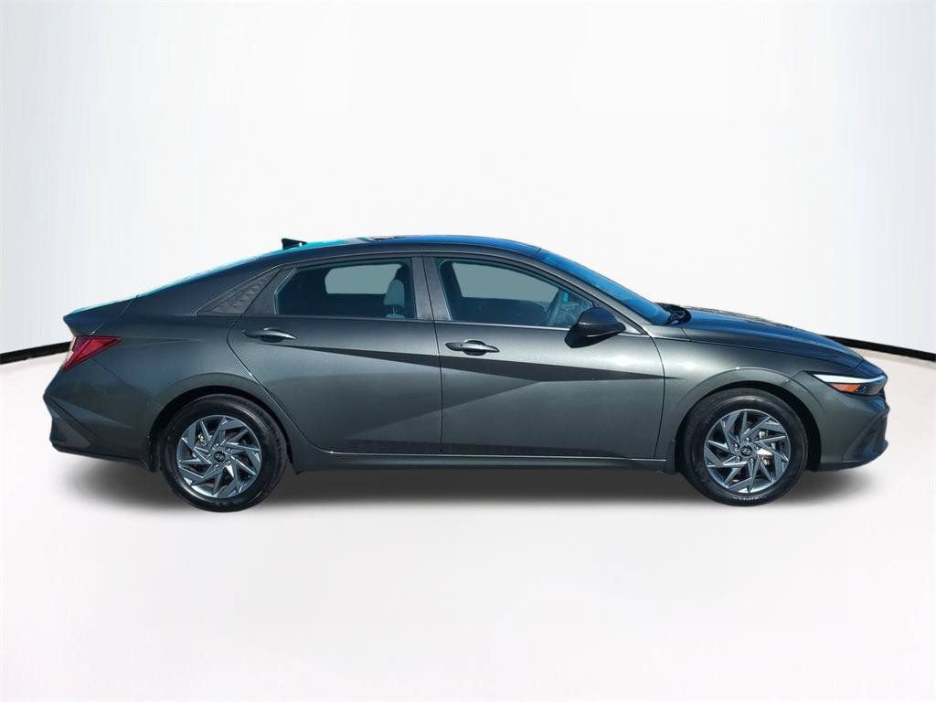 Used 2025 Hyundai Elantra Hybrid FWD image 4