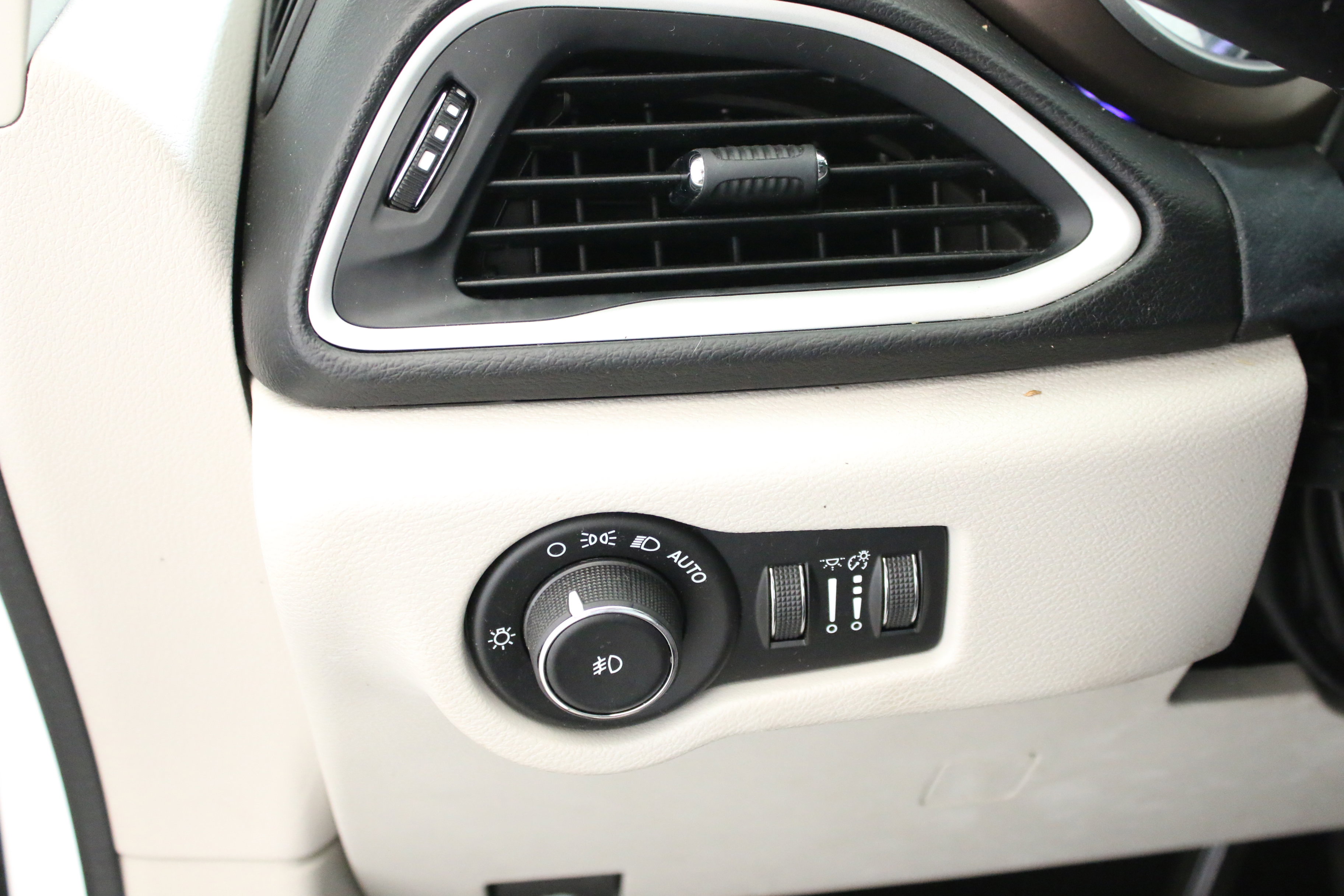 Used 2018 Chrysler Pacifica Touring-L w/ Advanced Safetytec Group FWD image 18