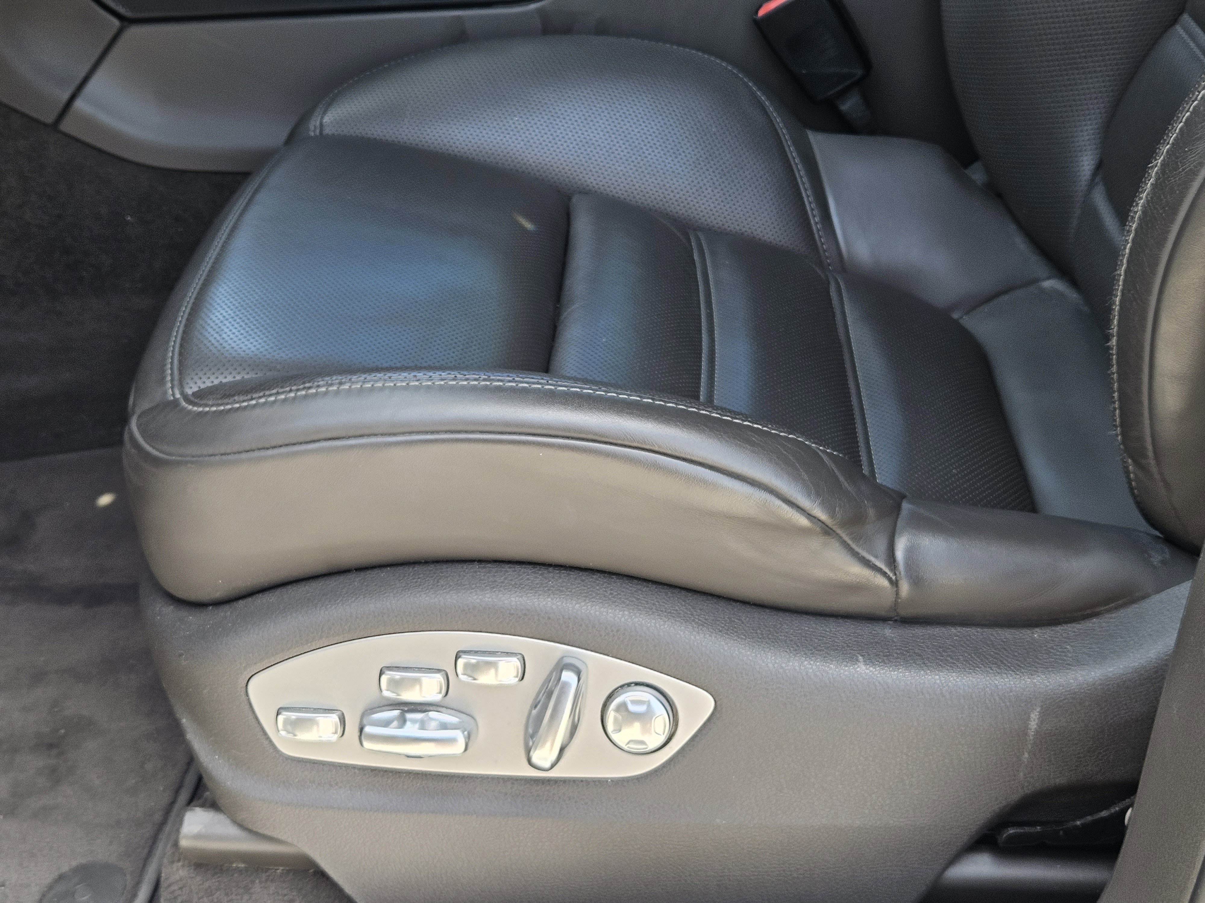Certified 2020 Porsche Macan S AWD/4WD image 24