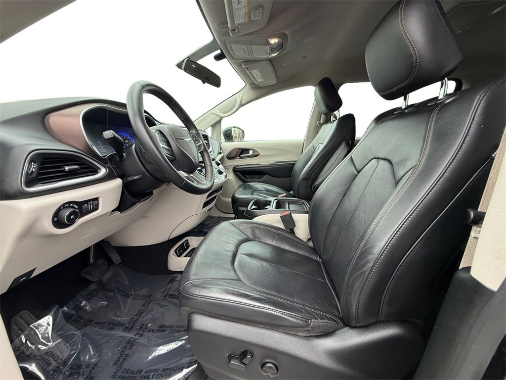 Used 2018 Chrysler Pacifica Touring-L image 9