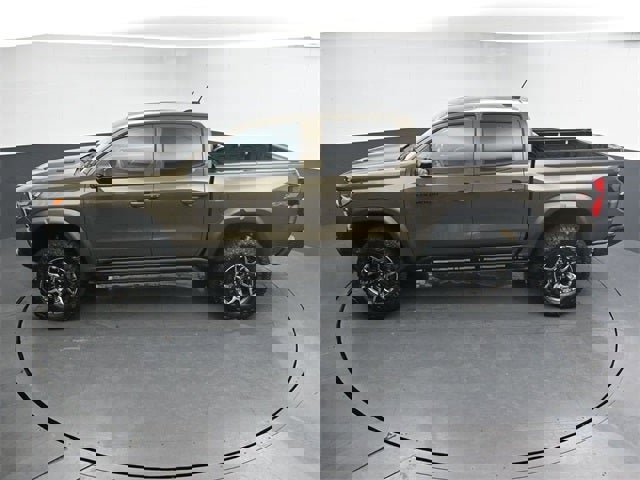 Used 2025 Chevrolet Colorado ZR2 w/ Technology Package image 19