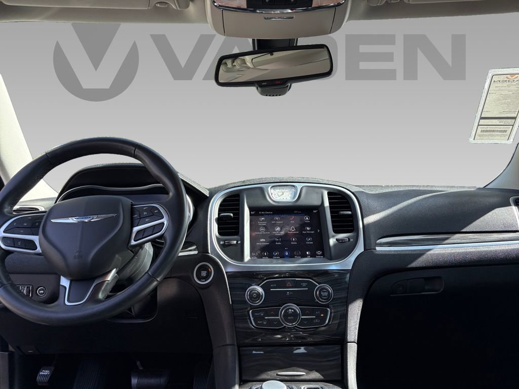 Used 2019 Chrysler 300 Touring w/ Chrome Appearance Package image 3