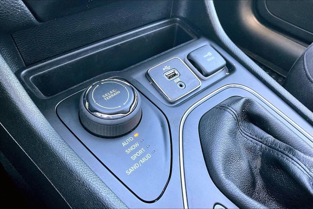 Used 2019 Jeep Cherokee Latitude w/ Cold Weather Group AWD/4WD image 31