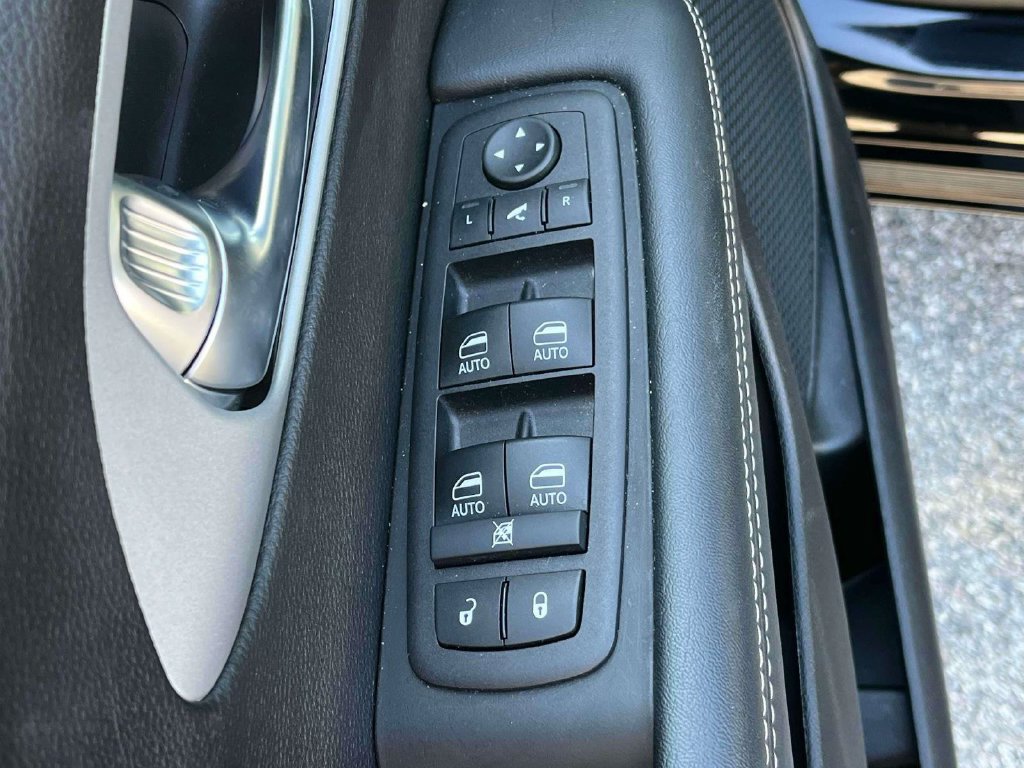 Used 2025 Chrysler Pacifica Limited FWD image 14