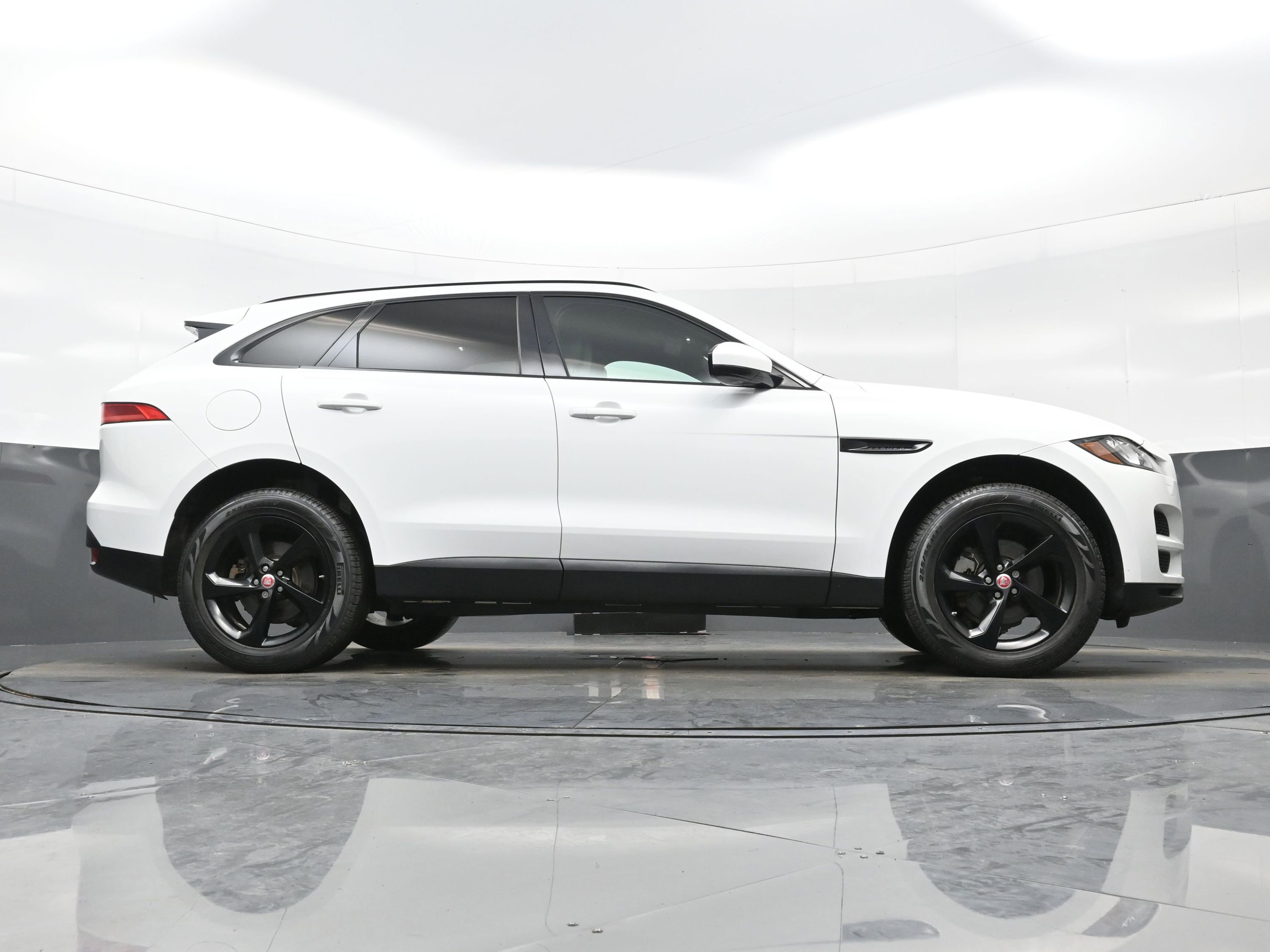 Used 2018 Jaguar F-PACE Premium image 32