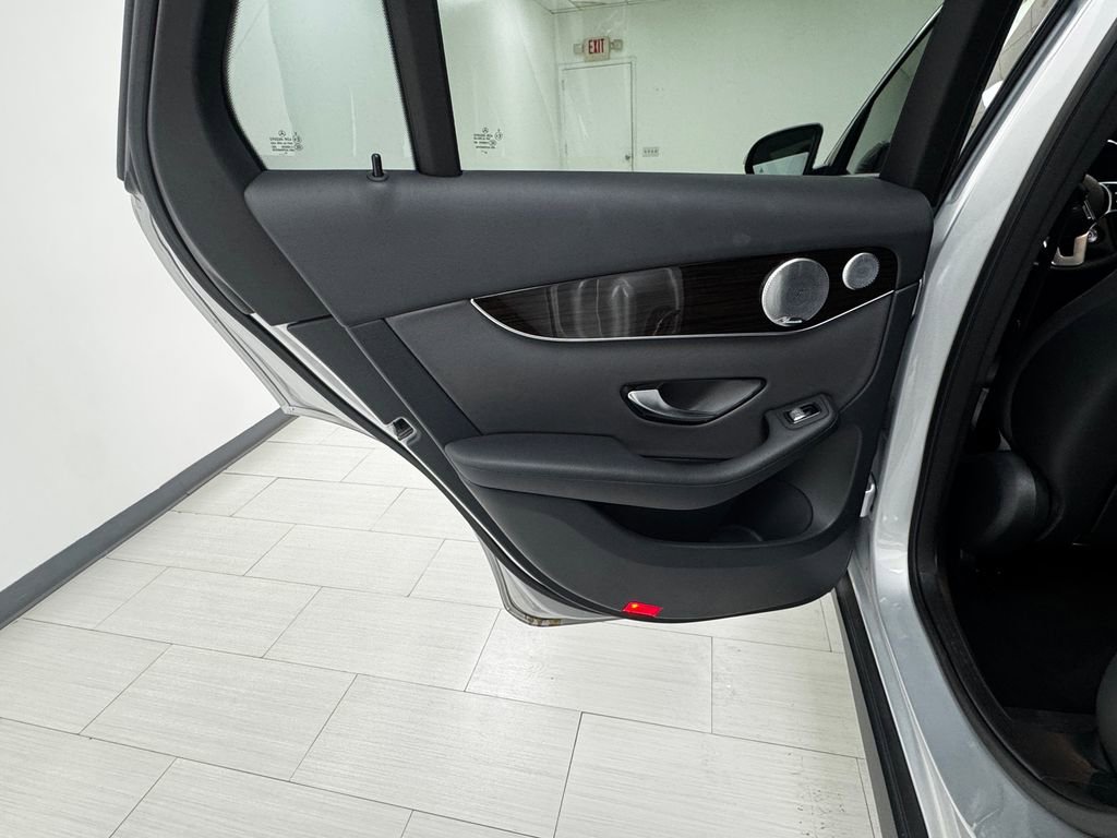 Used 2020 Mercedes-Benz GLC 350e 4MATIC image 11