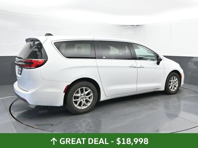 Used 2023 Chrysler Pacifica Touring-L FWD image 2