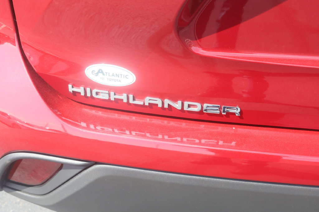 Used 2021 Toyota Highlander XLE AWD/4WD image 18