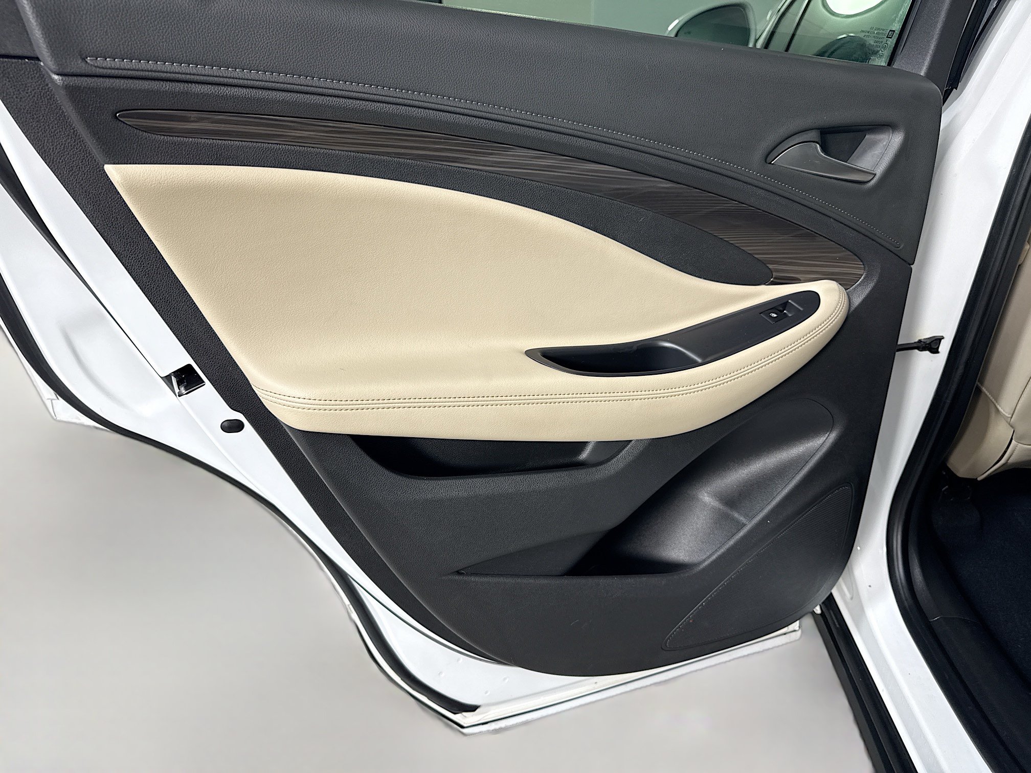 Used 2020 Buick Envision Essence FWD image 26