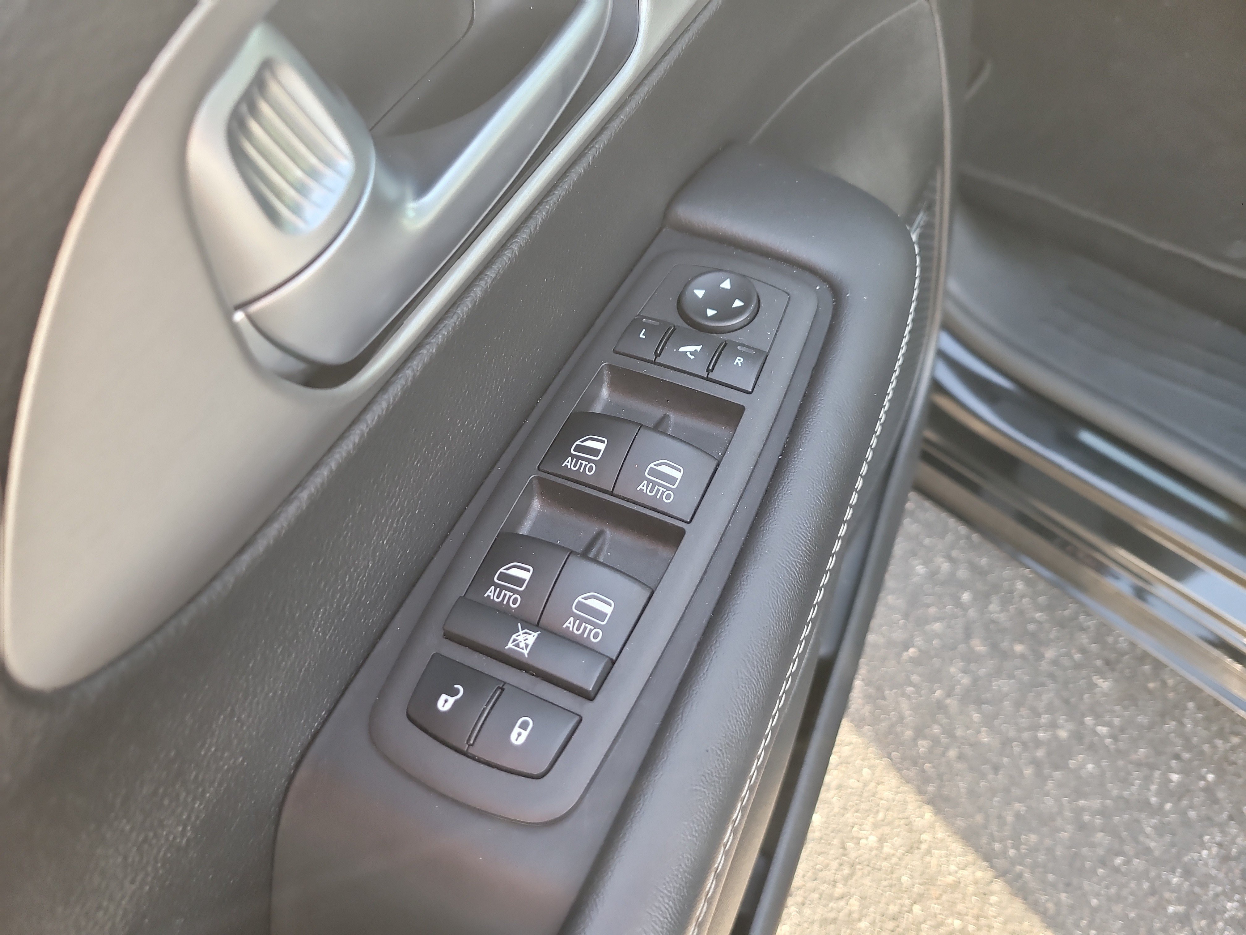 Used 2024 Chrysler Pacifica Limited w/ Uconnect Theater Family Group FWD image 15