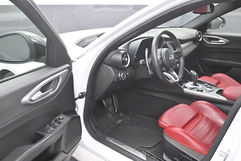 Used 2024 Alfa Romeo Giulia Veloce RWD image 11