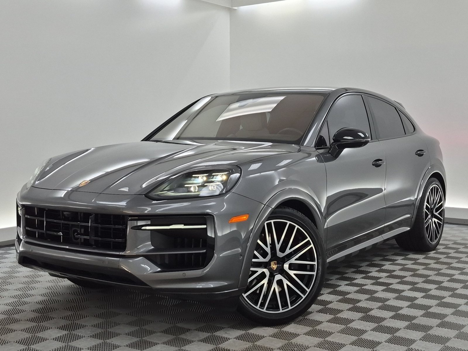 Used 2025 Porsche Cayenne GTS AWD/4WD image 1