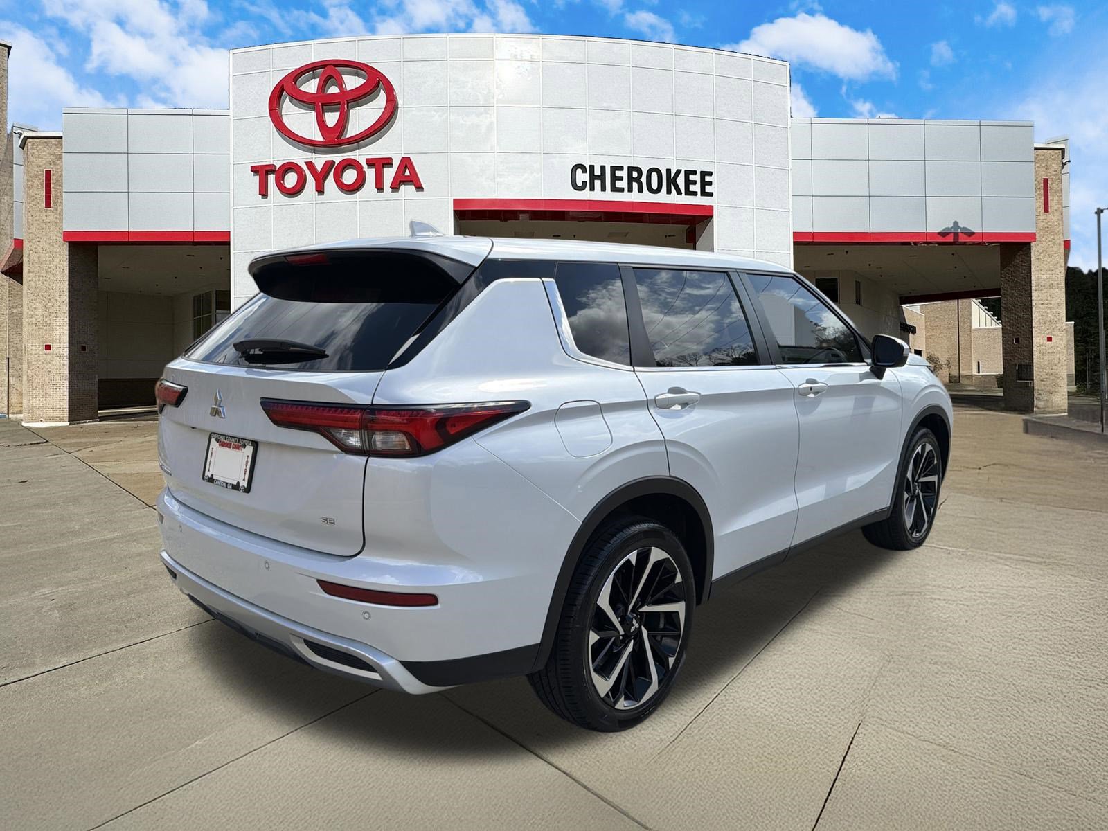 Used 2024 Mitsubishi Outlander SE image 5