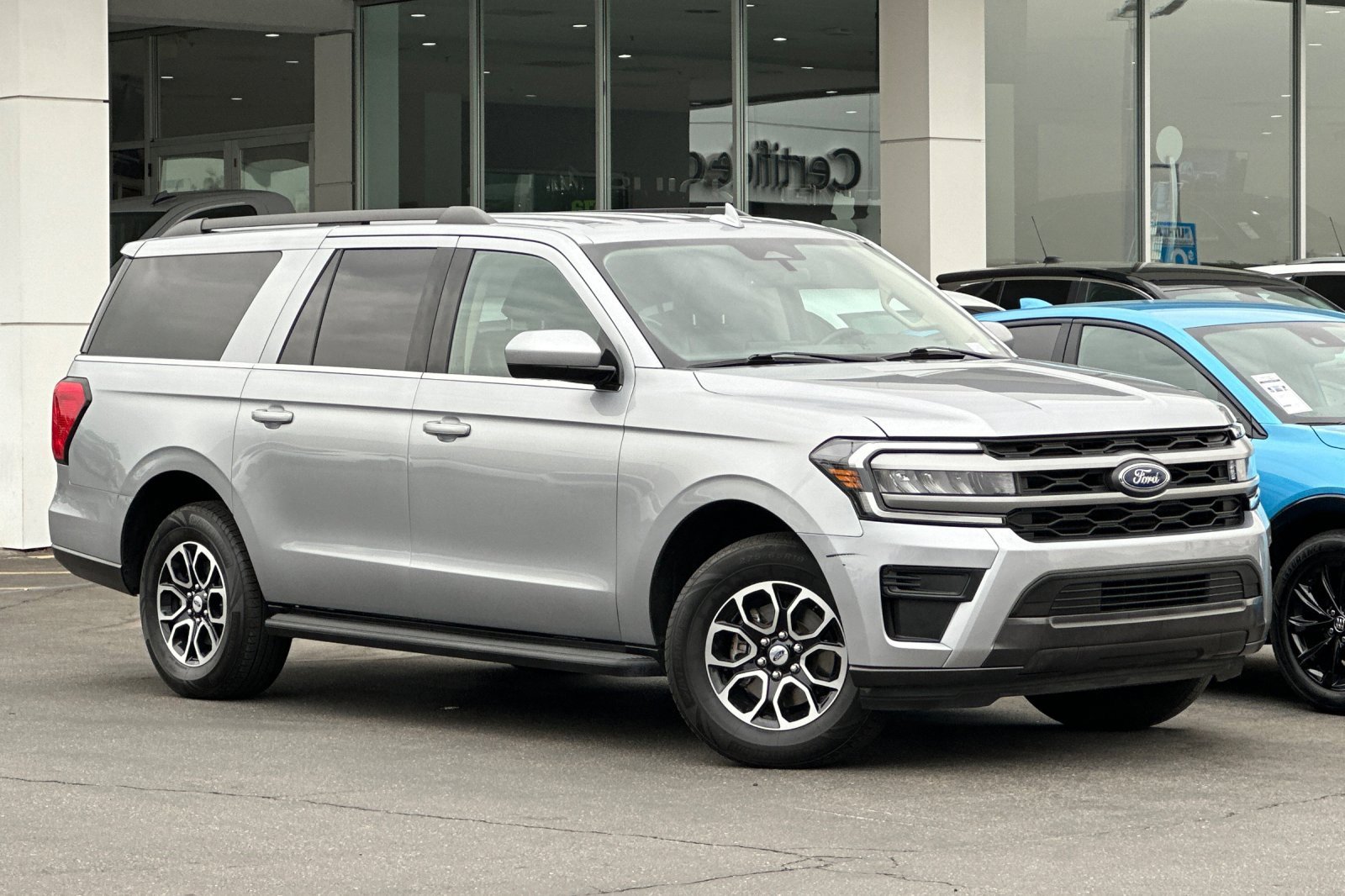 Used 2024 Ford Expedition Max XLT image 2