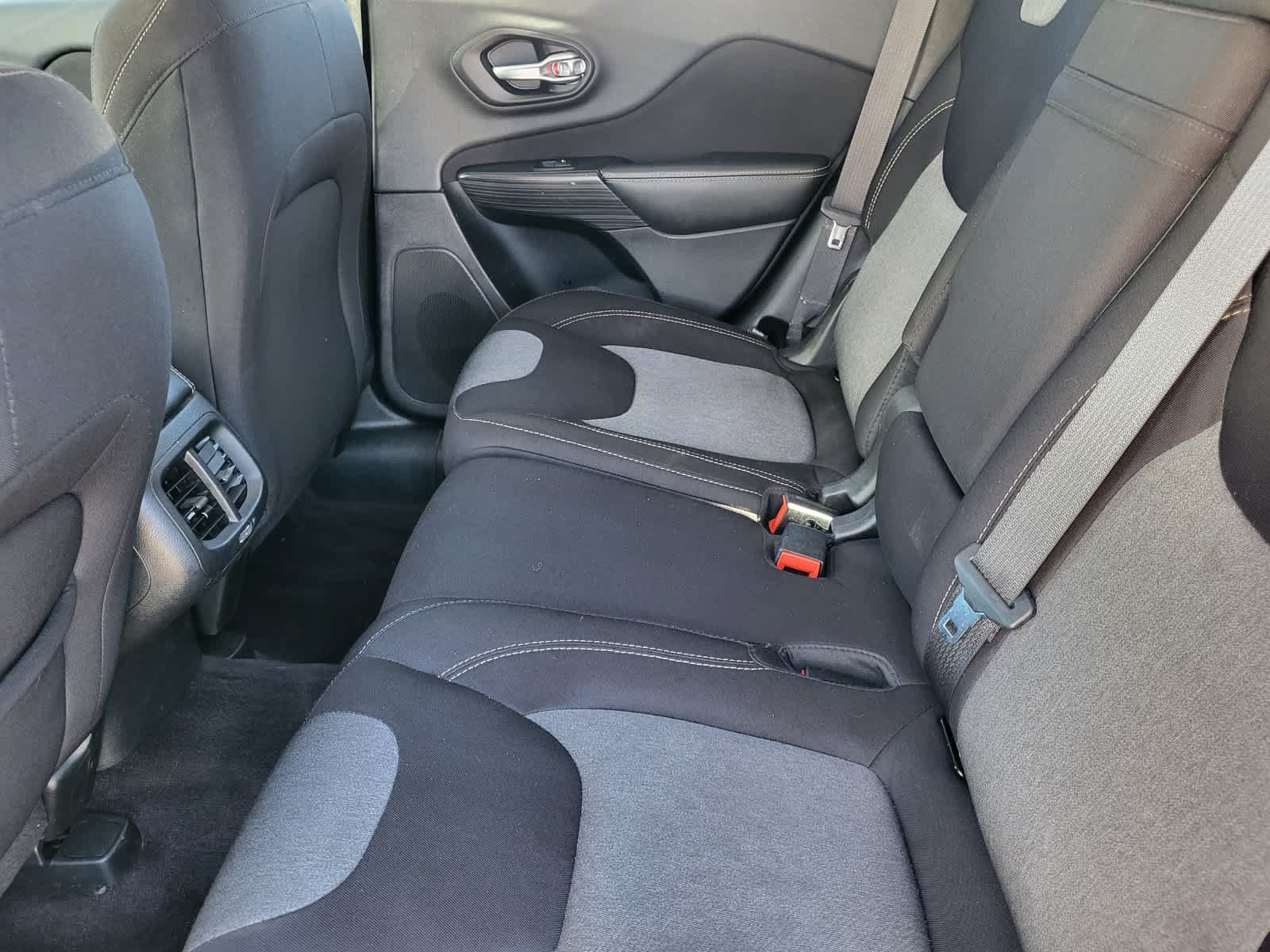 Used 2016 Jeep Cherokee Sport FWD image 26