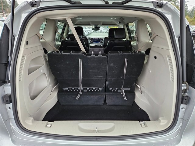 Used 2024 Chrysler Pacifica Touring-L image 9