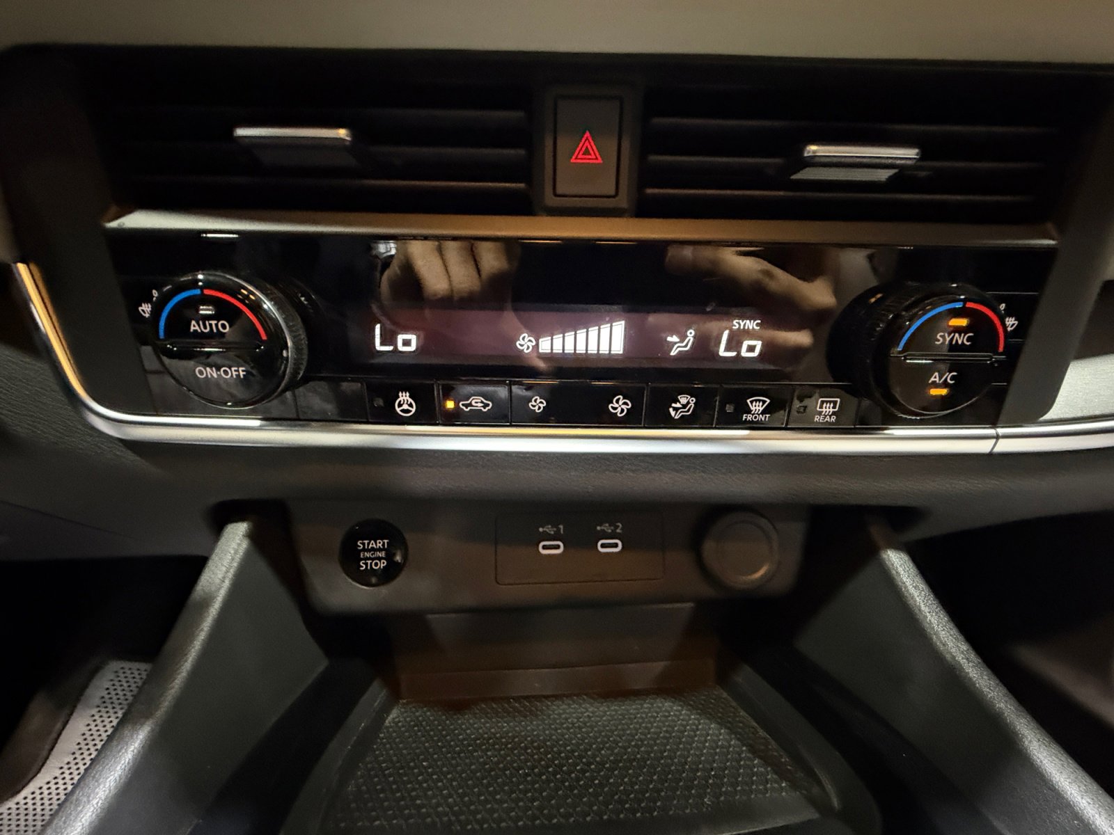 Used 2025 Nissan Rogue SV w/ SV Premium Package image 12