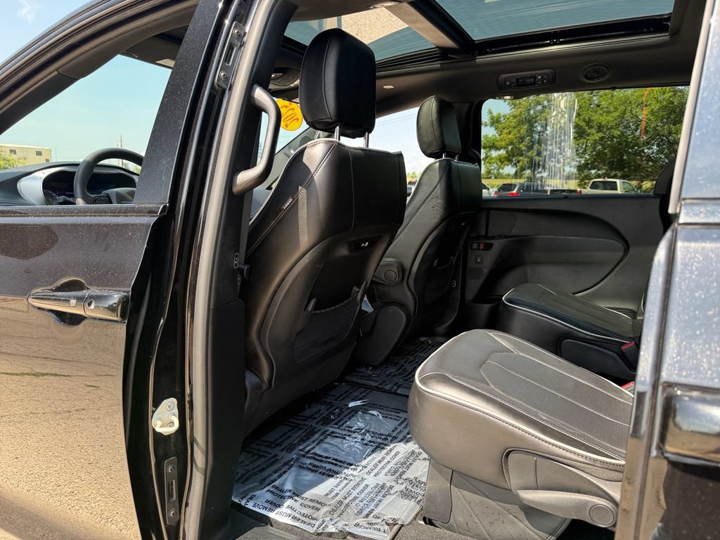 Used 2025 Chrysler Pacifica Limited FWD image 36
