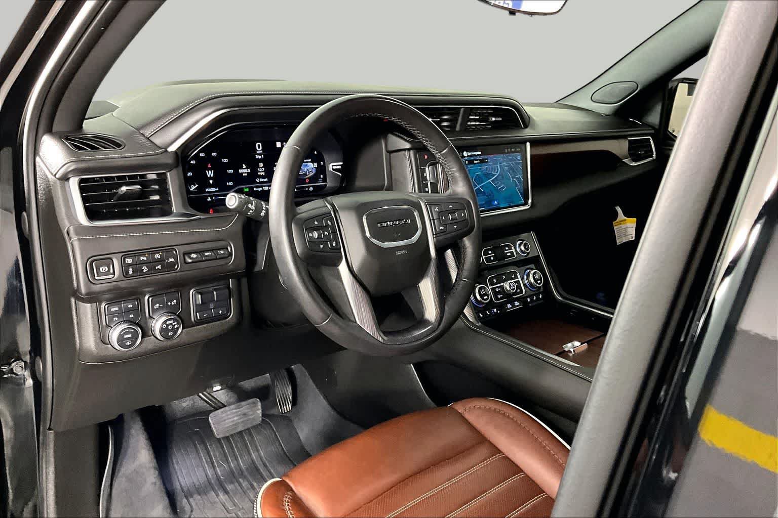 Used 2023 GMC Yukon XL Denali Ultimate AWD/4WD image 17