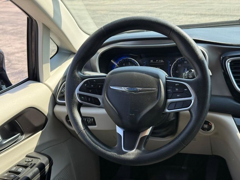 Used 2020 Chrysler Pacifica Touring FWD image 13