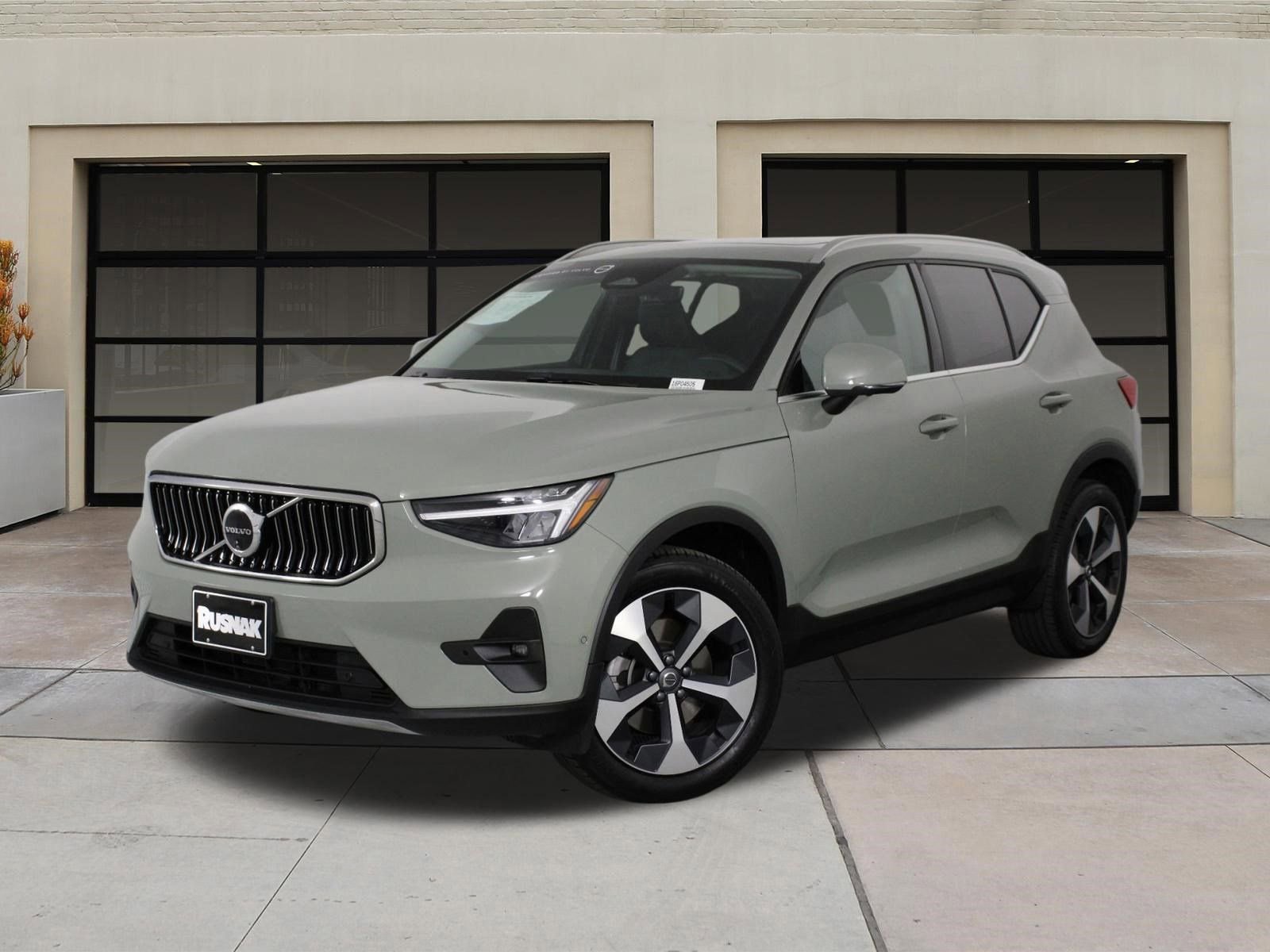 Certified 2025 Volvo XC40 B5 Plus image 3