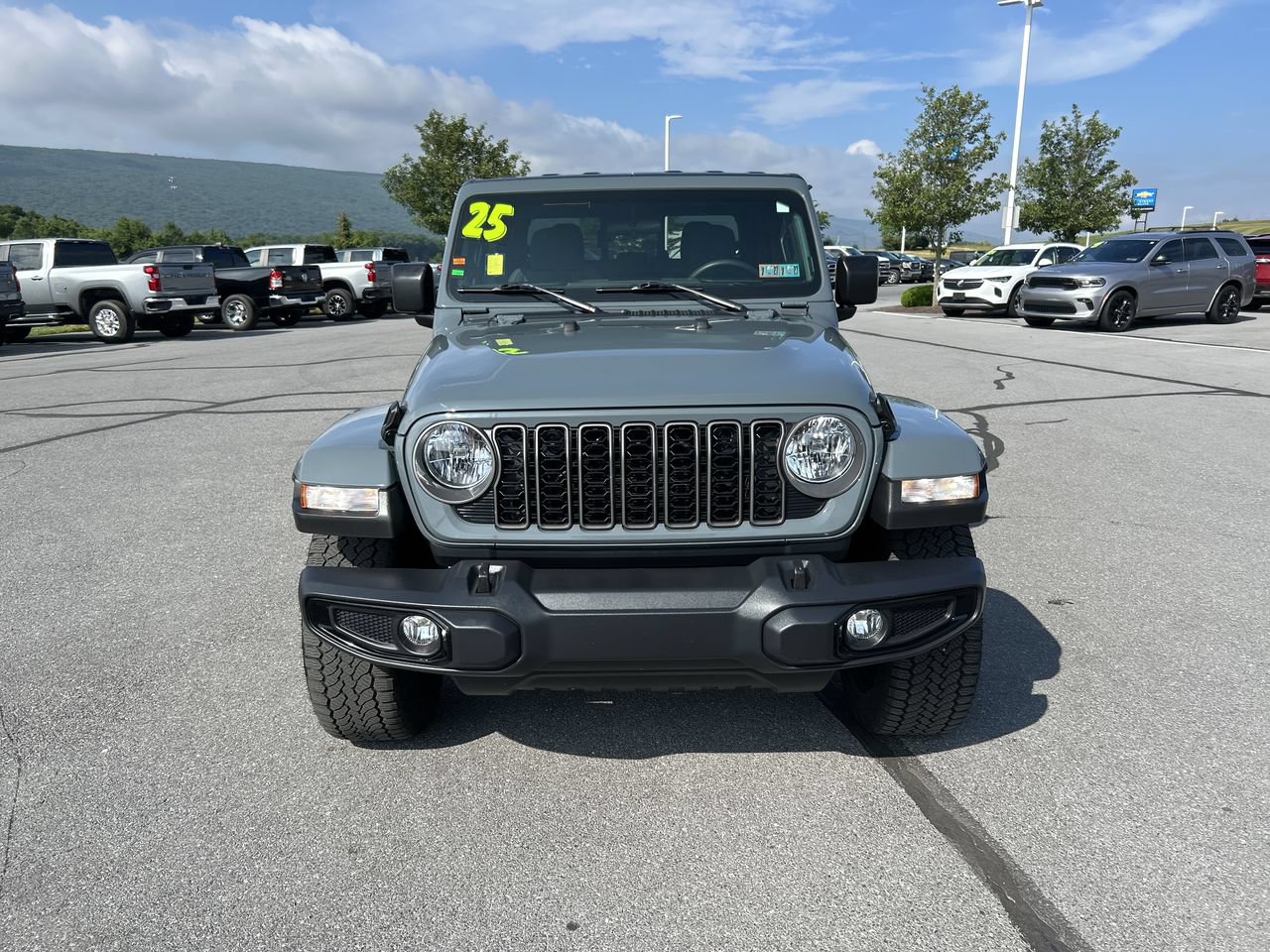 Used 2025 Jeep Gladiator Sport AWD/4WD image 2