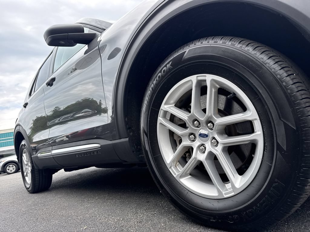 Used 2025 Ford Explorer Active AWD/4WD image 8