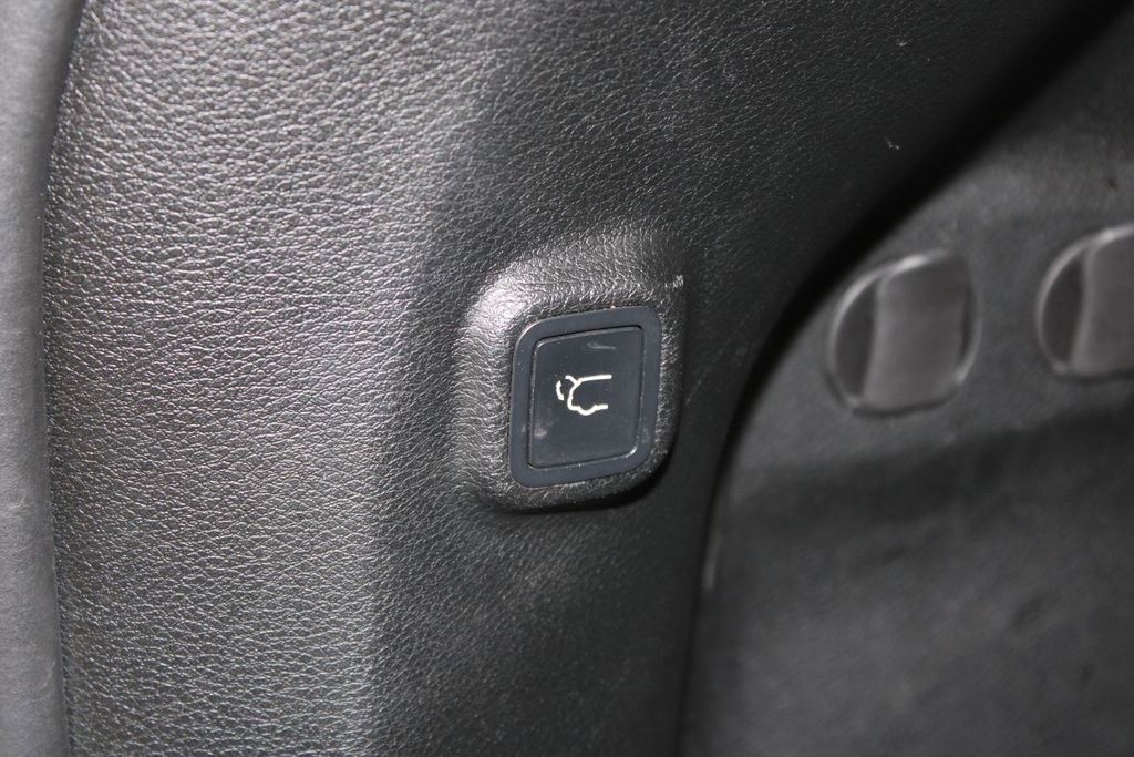 Used 2019 Jeep Cherokee Latitude Plus w/ Comfort/Convenience Group image 14