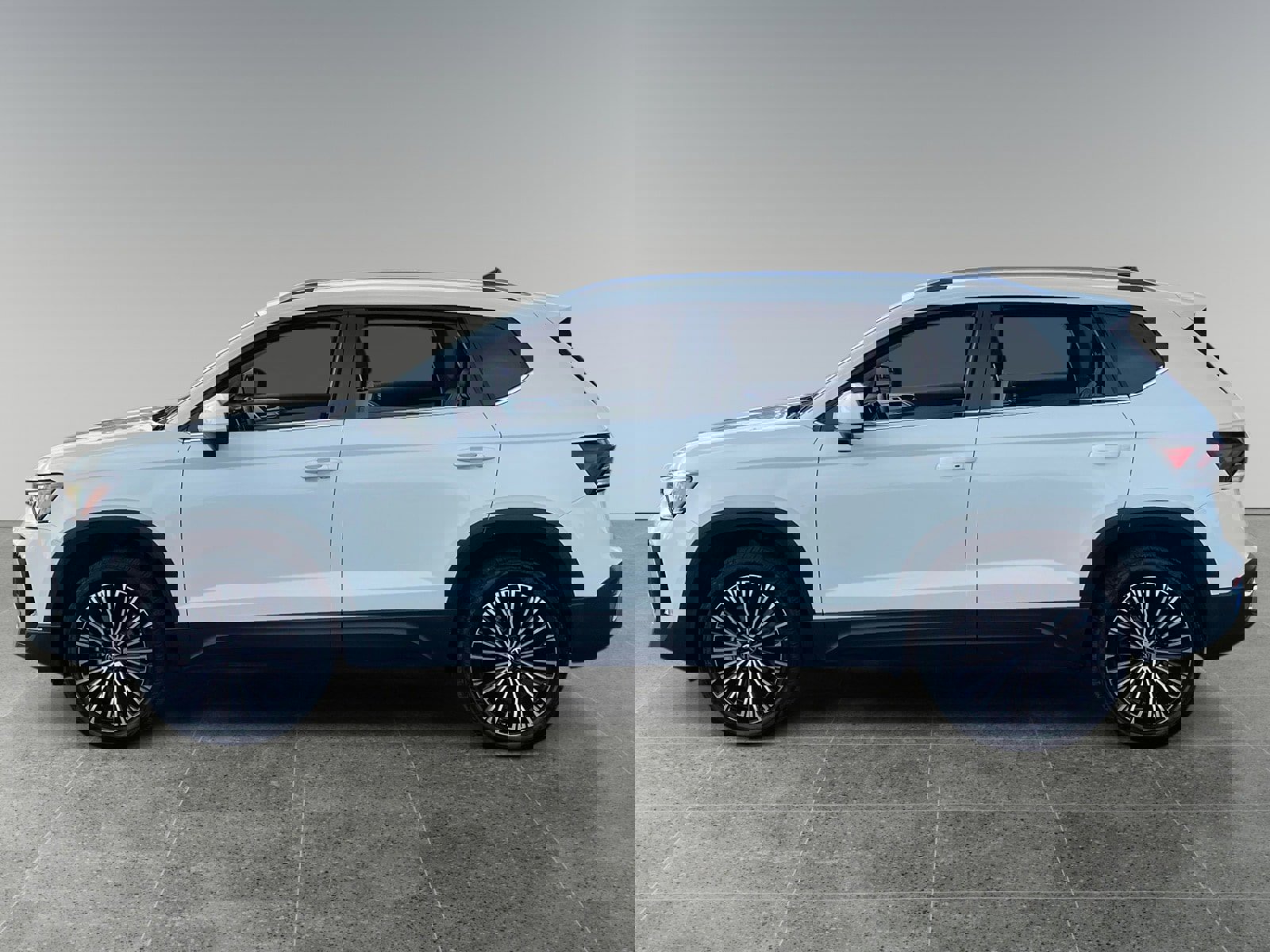 Used 2025 Volkswagen Taos SE image 2