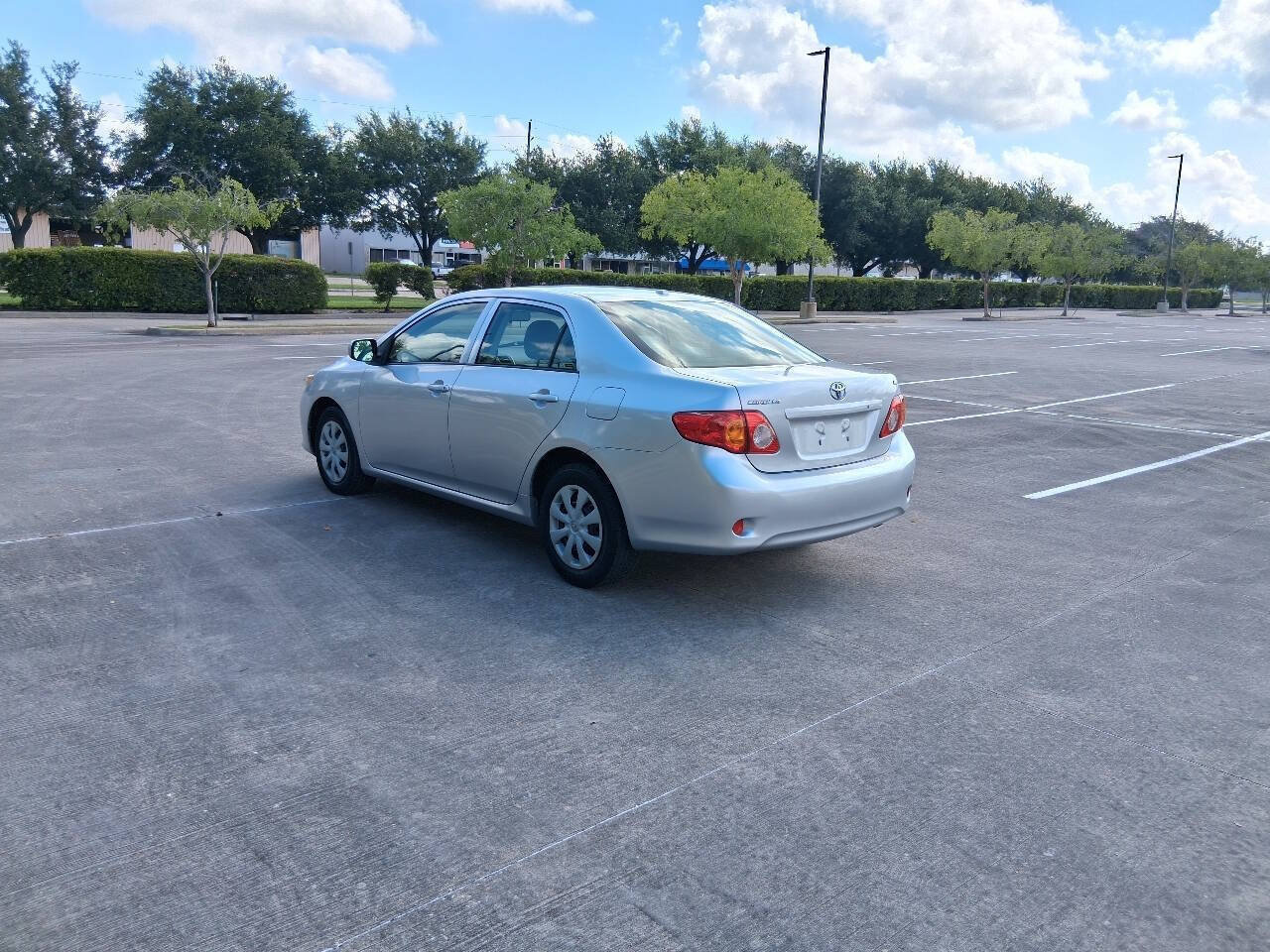 Used 2010 Toyota Corolla LE FWD image 4